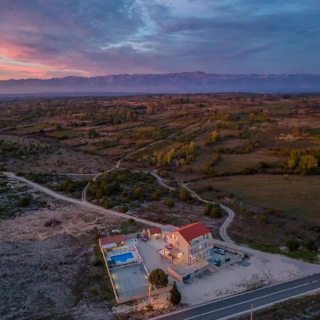 Fenix Zadarvillas فيلة *