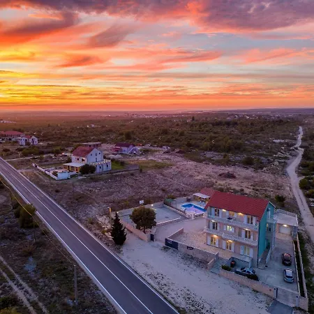 فيلة Fenix Zadarvillas *